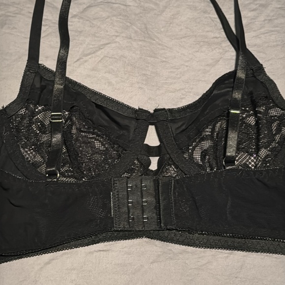 Elegant Black Lace Bralette - Picture 4 of 4